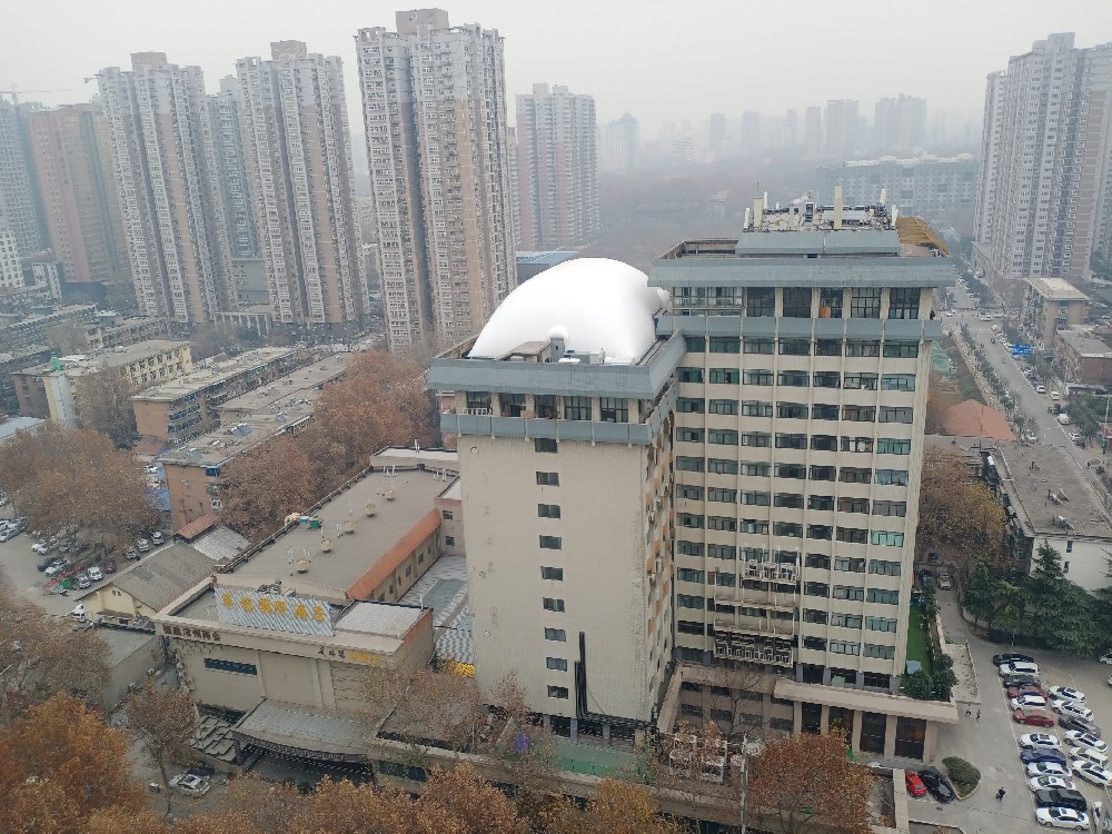 樓頂氣膜體育館是一種新型的體育場館建筑，在未來的發(fā)展中有著廣闊的前景